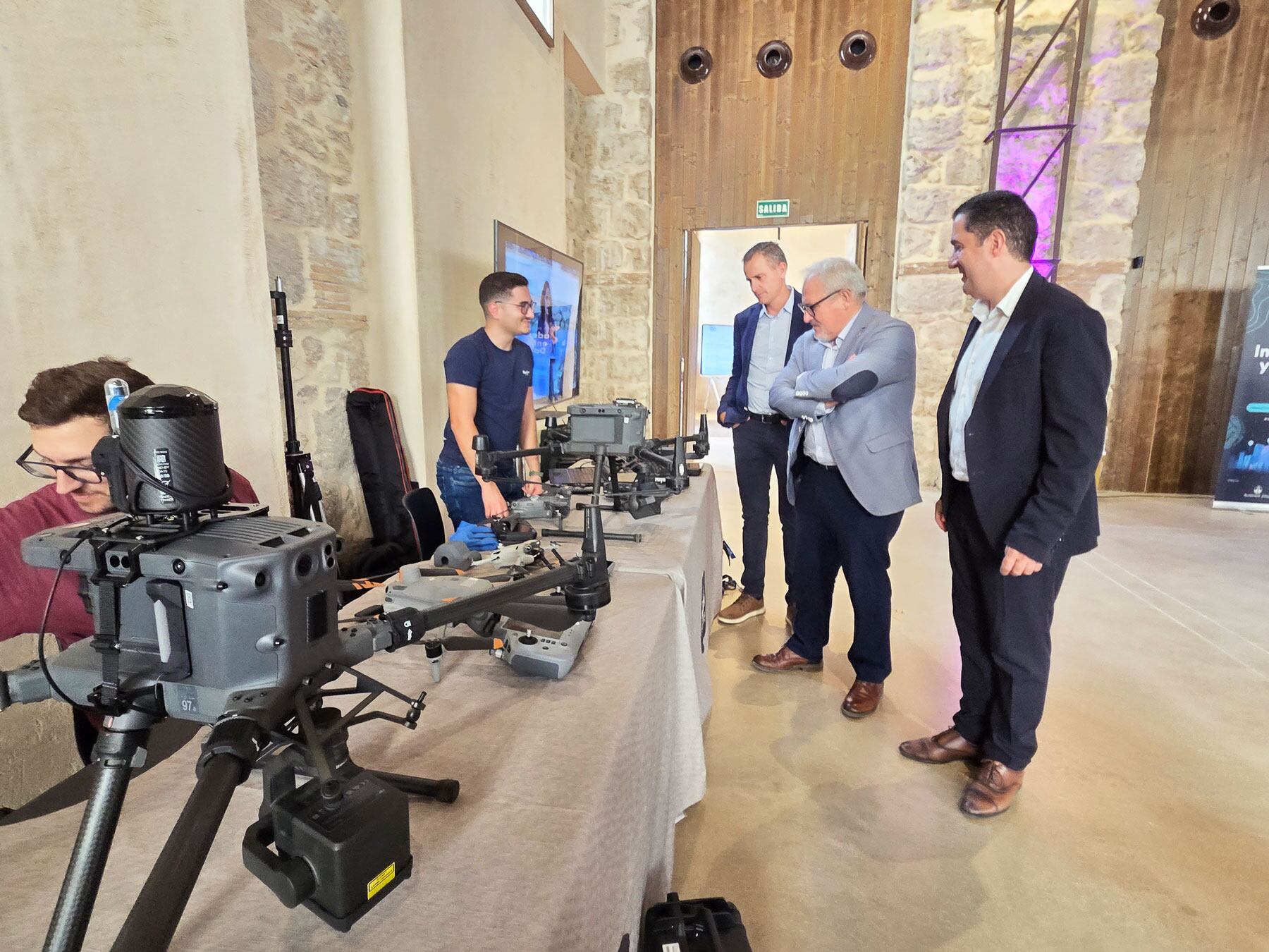 Toni Francés, Pau Bernabeu y Alberto Belda, recorriendo los distintos estands ubicados en Rodes