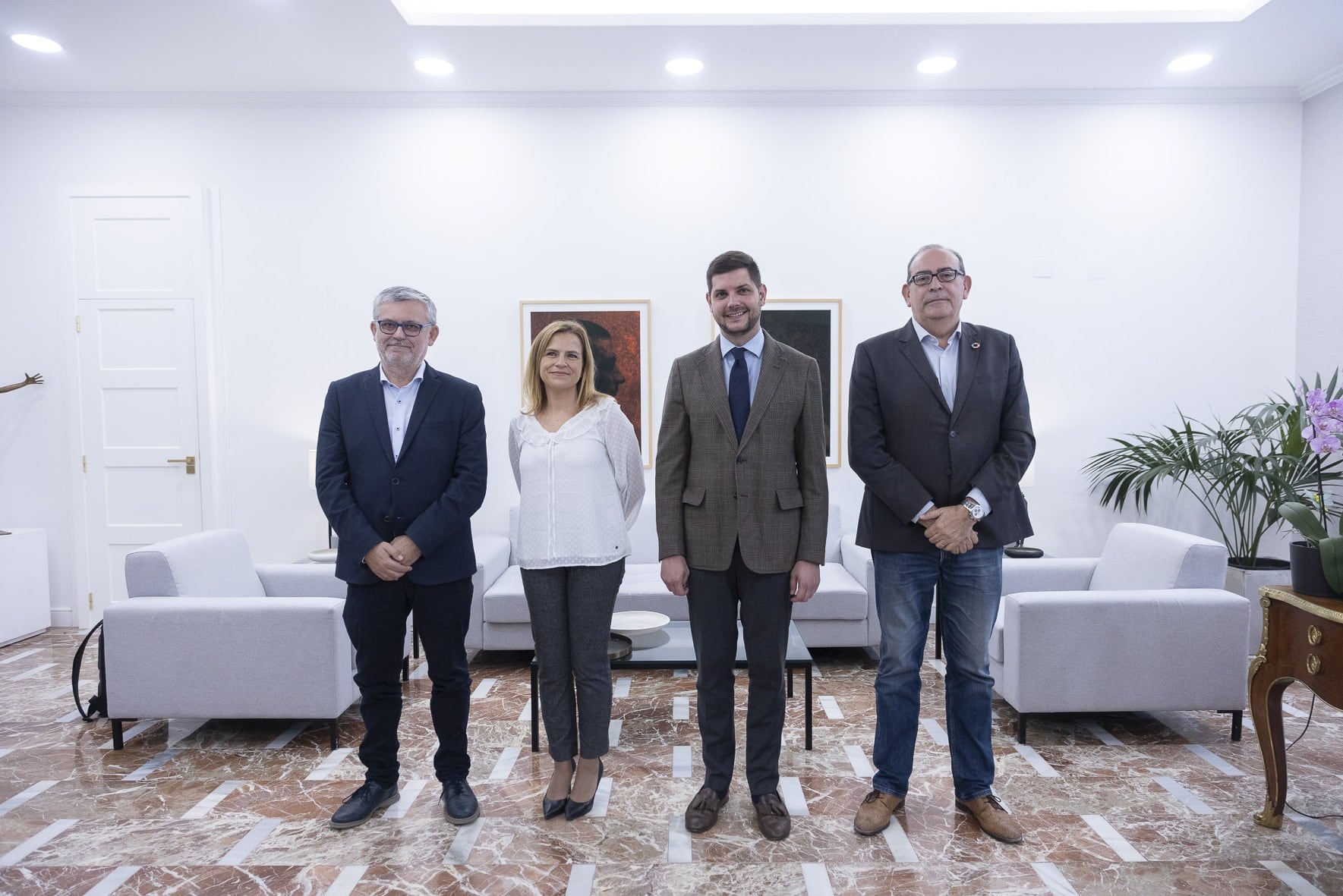 La delegada del Gobierno, Pilar Bernabé recibida por José Manuel prieto, el alcalde, Josep Alandete el vicealcalde y el concejal Miguel Ángel Picornell.
