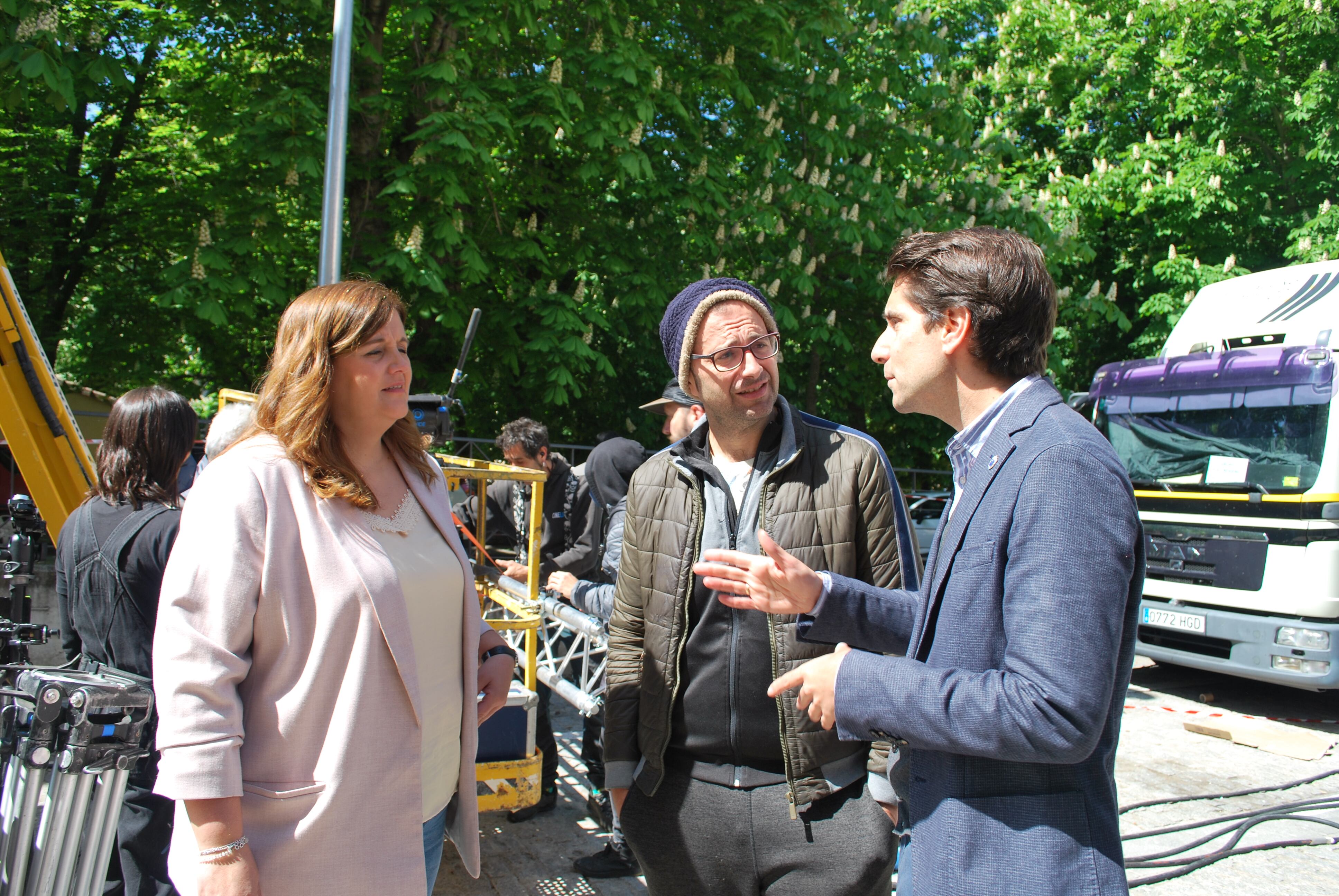 Clara Martín, concejala de Urbanismo, y Miguel Merino, concejal de Turismo y de Obras junto al director Paco Cabezas