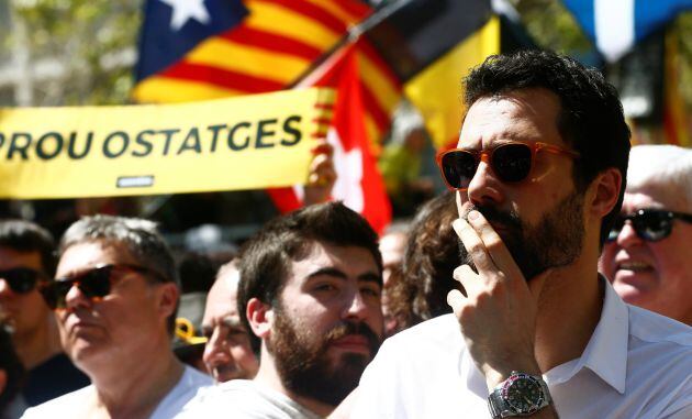 El presidente del Parlament, Roger Torrent (d), participa en la manifestación.