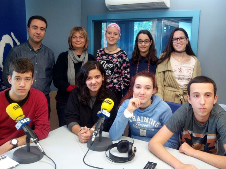 Alumnes de 4art d&#039;ESO dels INS Josep Lladonosa i Caparrella amb dos professors.