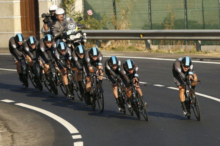 El equipo Sky, ganador de la prueba de hoy, durante la contrarreloj por equipos en la primera etapa, entre las localidades orensanas de Laias y Castrelo de Miño, de la Vuelta Ciclista a España 2016. 