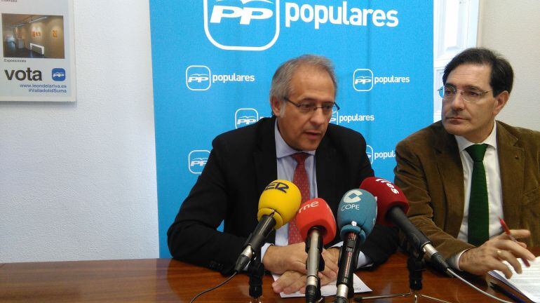 José Antonio Martínez Bermejo y Jesús Enríquez durante la rueda de prensa en el Grupo Municipal Popular