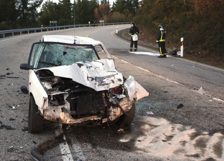 Estado en el que se encontró el turismo siniestrado contra una motocicleta en el kilómetro 629 de la carretera N120, en el término municipal pontevedrés de Covelo, y en el que ha fallecido un hombre de 69 años.