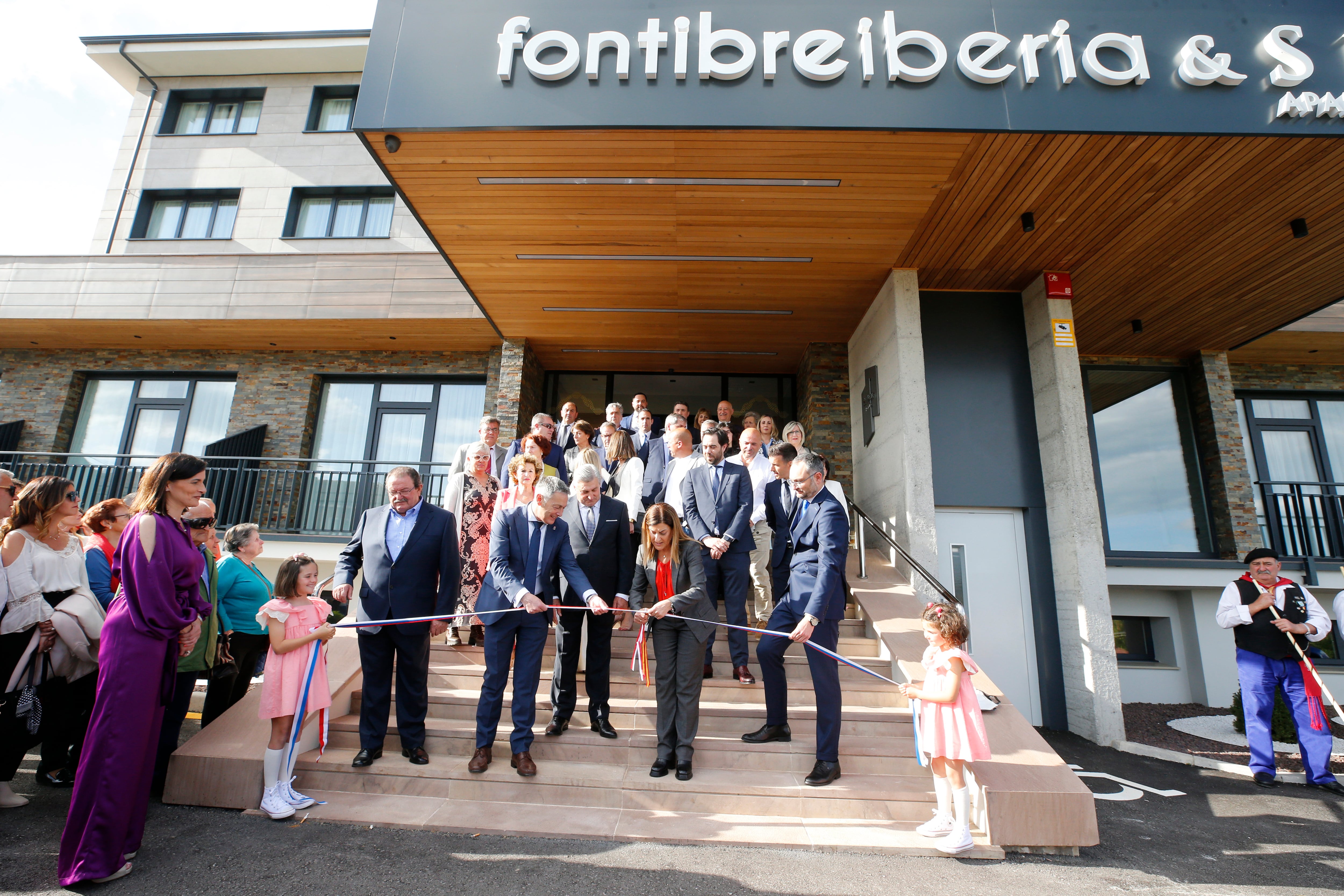 La presidenta de Cantabria, María José Sáenz de Buruaga, inaugura el hotel Silken Fontibre Iberia & Spa.