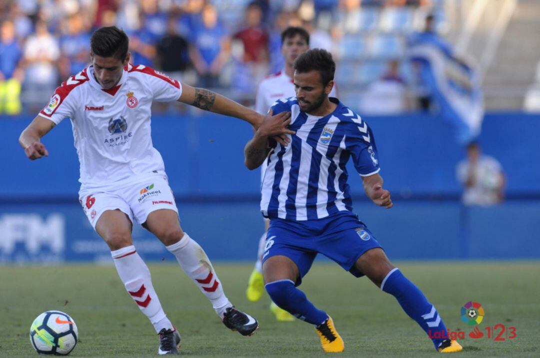 Yeray pugna con Bustos en uno de los recientes duelos entre ambos equipos