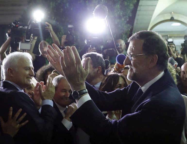 El presidente Mariano Rajoy y junto a él, el diputado popular aragonés Eloy Suárez