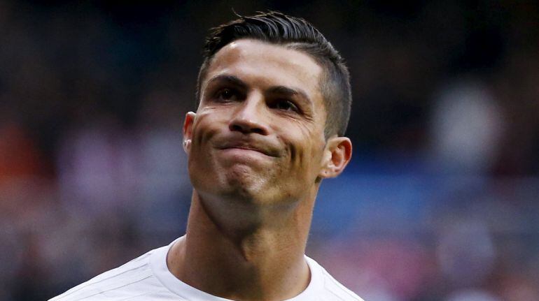 Cristiano se lamenta después de errar una ocasión de gol