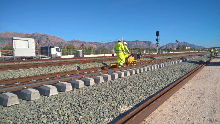 Unos operarios trabajan en el trazado del AVE junto a la estación de Beniel