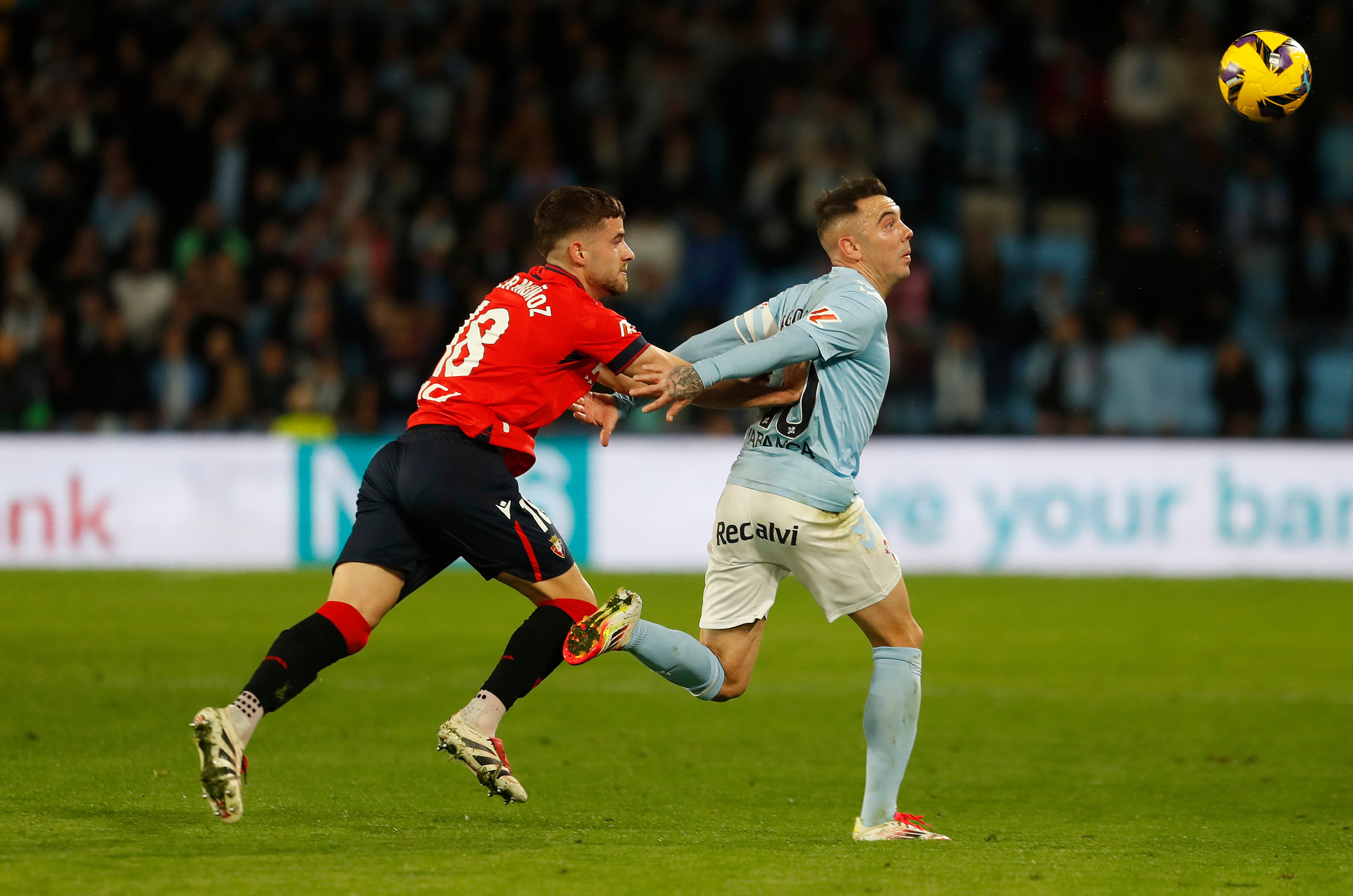 Vigo (Pontevedra) 21/02/2025.- El jugador del Celta de Vigo Iago Aspas (d) pugna por un balón con el jugador del Osasuna Fornals durante el encuentro correspondiente a la jornada 25 de Laliga EA Sports que disputan hoy viernes Celta y Osasuna en el estadio de Balaidos, en Vigo. EFE / Salvador Sas.
