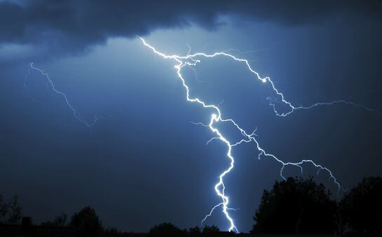 Descarga de un rayo en una tormenta.