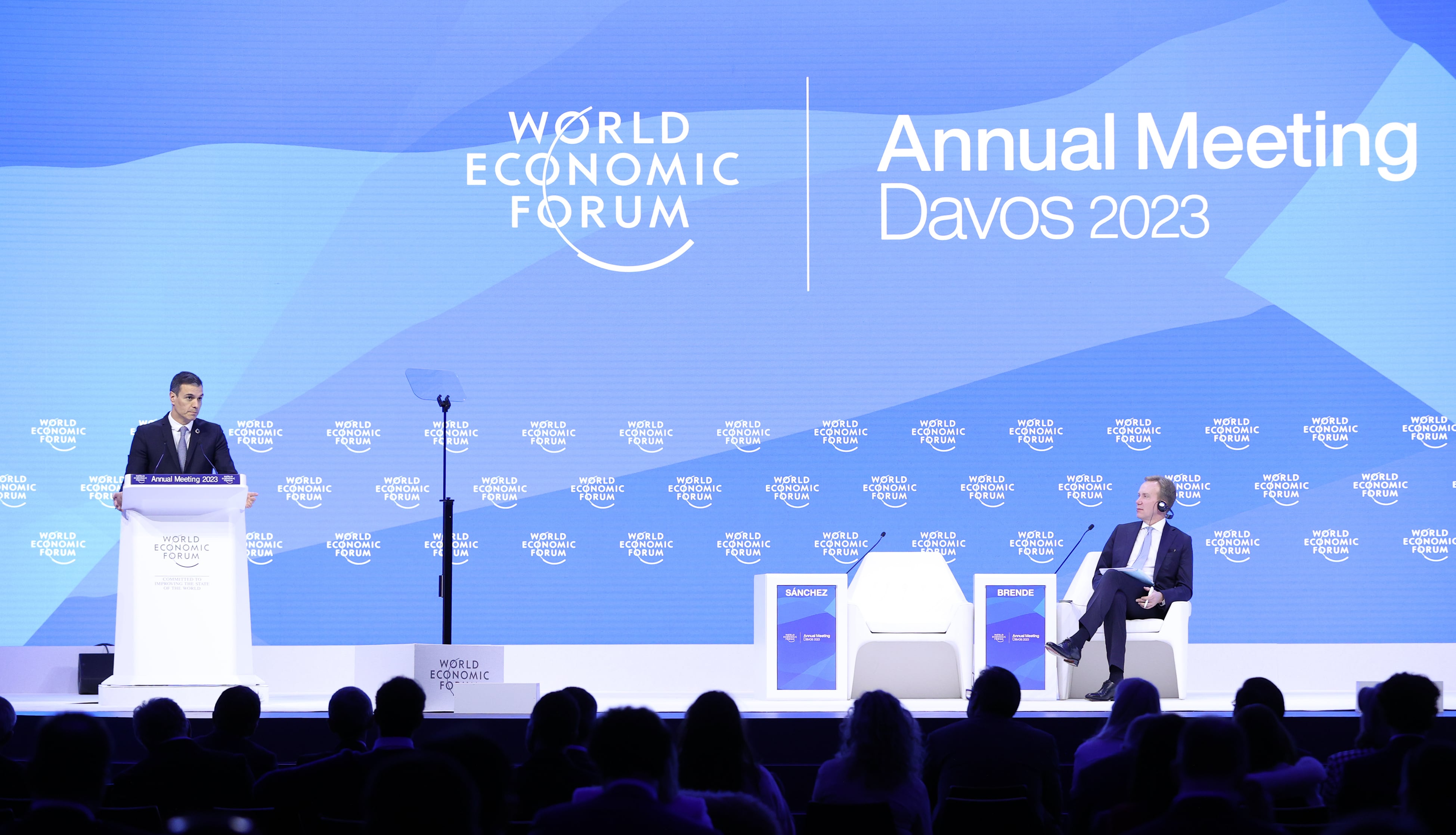 El presidente del Gobierno, Pedro Sánchez, durante su intervención en el Foro Económico de Davos junto al moderador del acto, el presidente del World Economic Forum, Børge Brende.