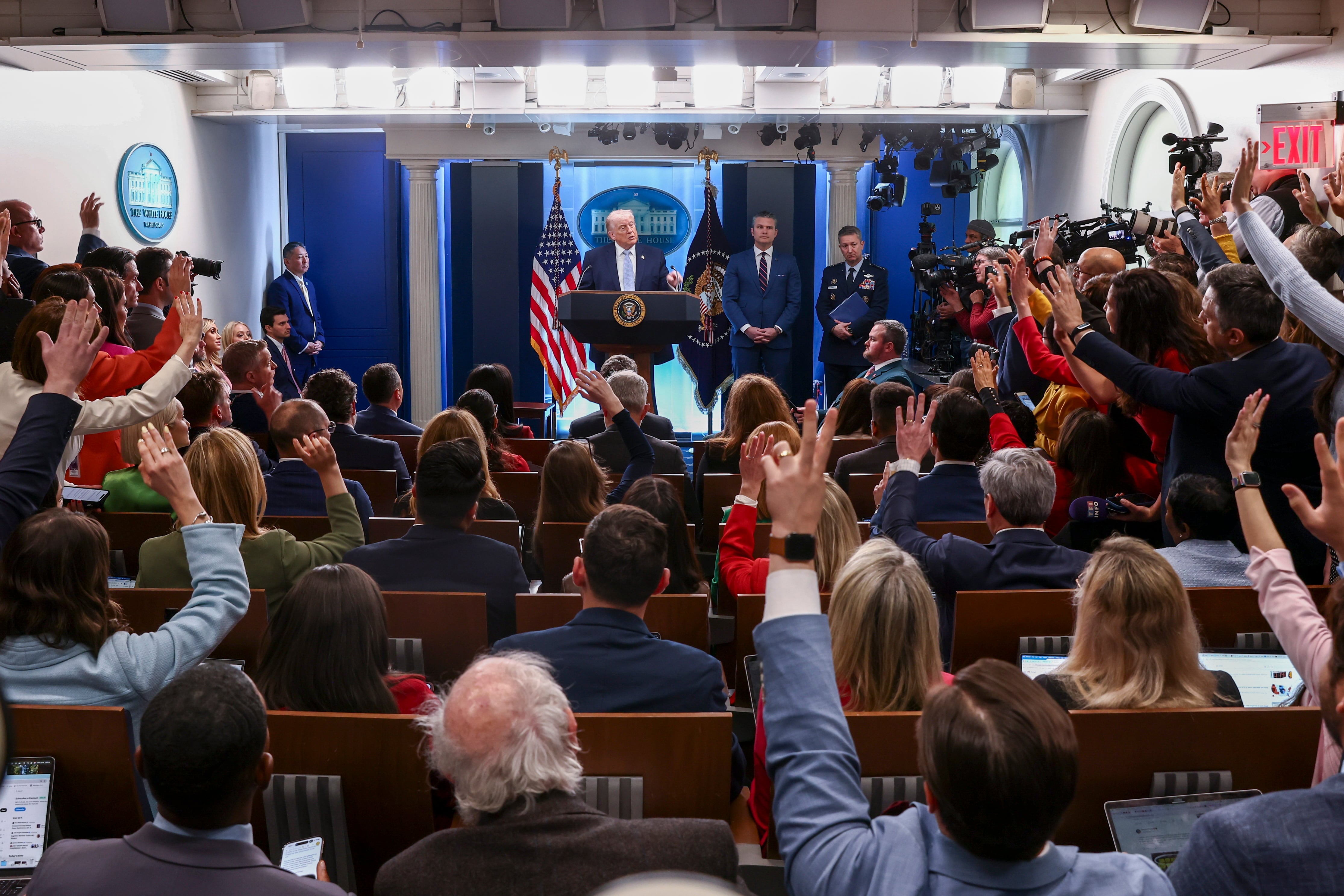 El presidente de EEUU, Donald Trump, responde preguntas de los medios durante un briefing en la Cas Blanca.
