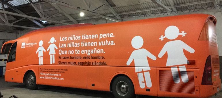 La organización ultracatólica &#039;Hazte oír&#039; recorre las calles de Madrid con un autobús con mensajes contra las personas transexuales