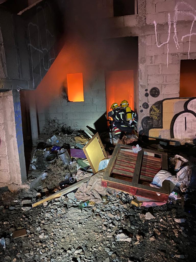 Bomberos sofocando el incendio.