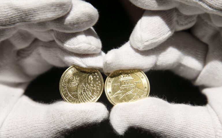 BR03 BRUSELAS (BÉLGICA), 08/06/2015.- Vista de las dos caras de la moneda conmemorativa de 2,5 euros, que recuerda el segundo centenario de la batalla de Waterloo, en la Fábrica Nacional de Monedas de Bruselas, Bélgica, hoy, lunes 8 de junio de 2015. Fran