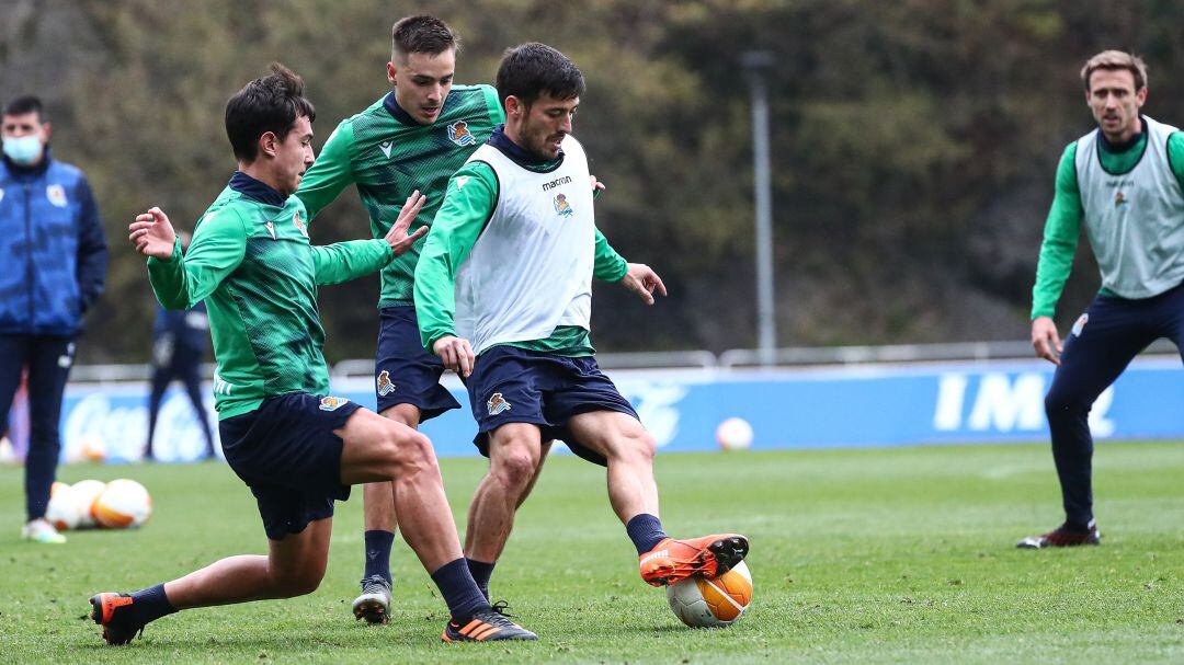 Silva controla un balón ante la presión de Gorosabel y Zubimendi en Zubieta