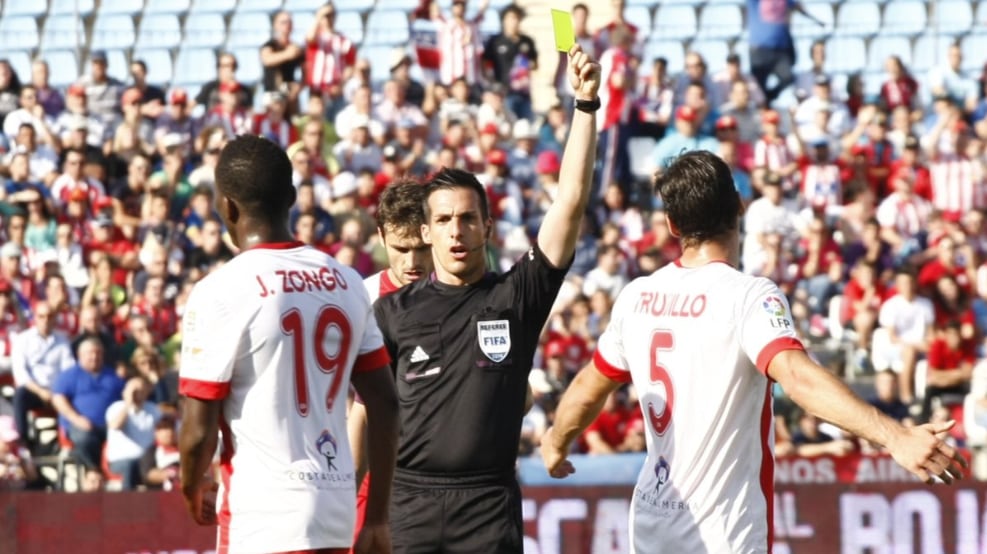 Estrada Fernández pitando en el Mediterráneo en la temporada 2013-2014 un Almería-Athletic Club, que acabó en empate a cero.