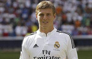 Toni Kroos posa con la camiseta del Real Madrid