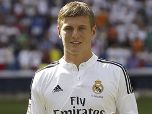 Toni Kroos posa con la camiseta del Real Madrid