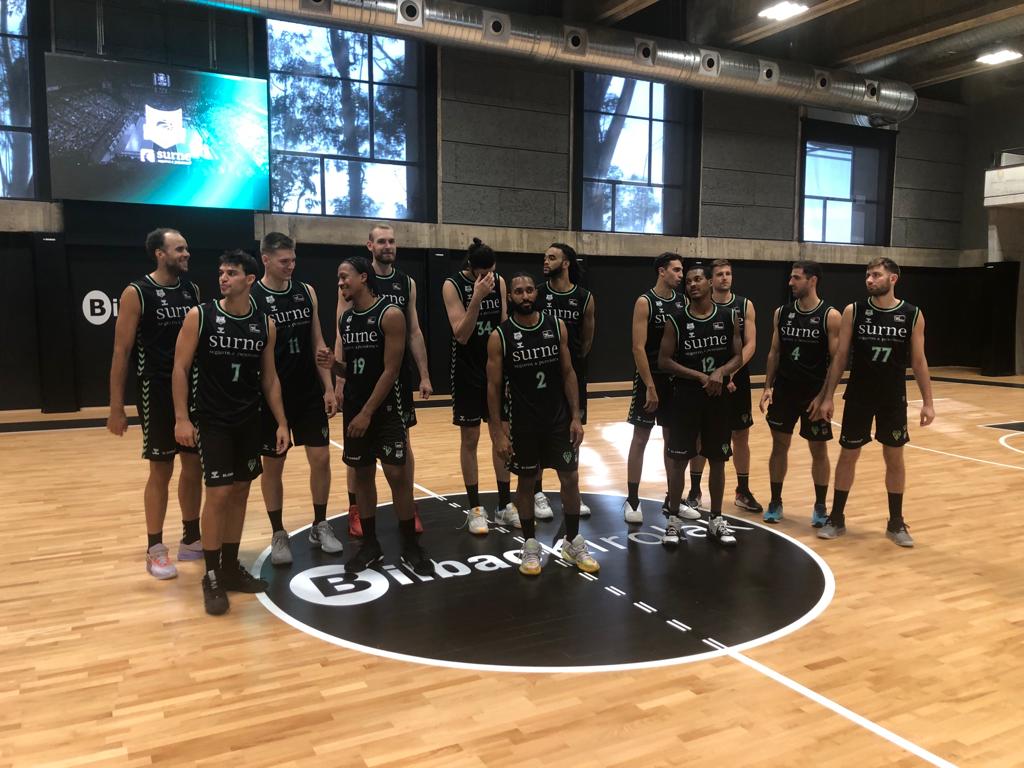 Los jugadores de Bilbao Basket en el centro de la cancha de Artxanda