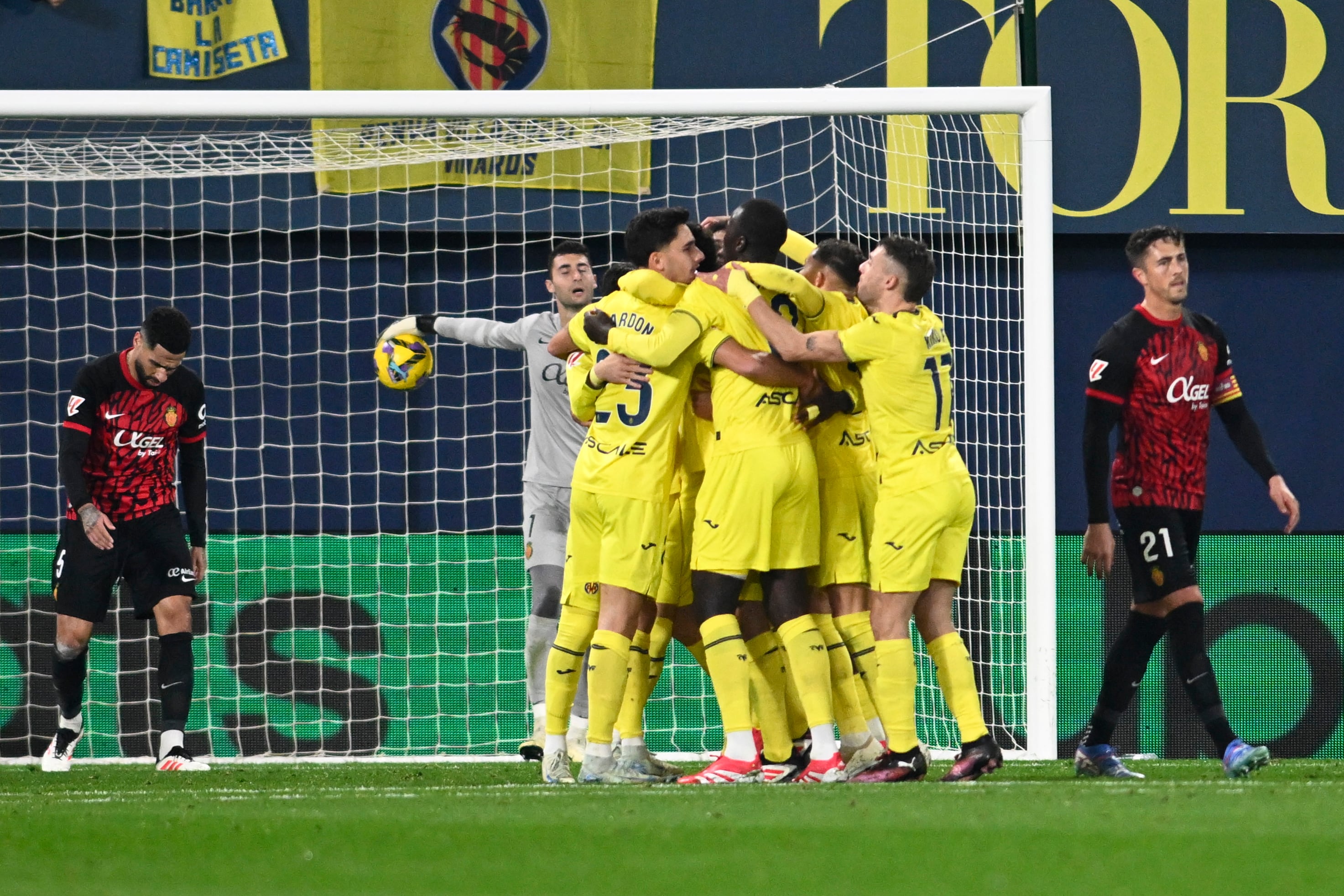 VILLARREAL (CASTELLÓN), 20/01/2025.- Los jugadores del Villarreal celebran el tercer gol ante el Mallorca, durante el partido de LaLiga de fútbol que Villarreal CF y RCD Mallorca disputan este lunes en el estadio de La Cerámica. EFE/Andreu Esteban
