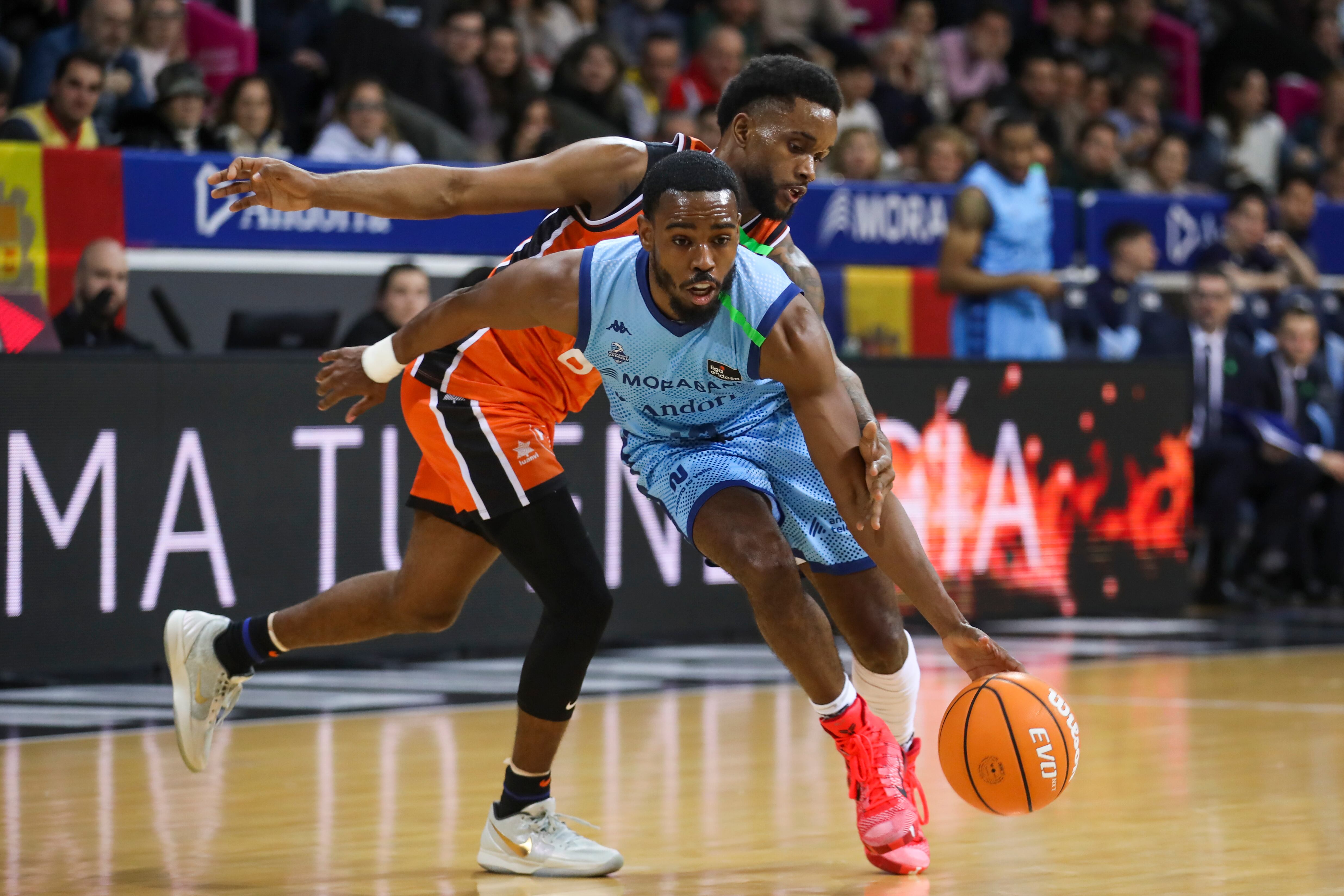 ANDORRA LA VELLA , 01/02/2025.- Jerrick Harding, escolta estadounidense del MoraBanc, intenta superar al escolta dominicano del Valencia Jean Montero (detrás) durante el partido de la decimonovena jornada de la Liga Endesa hoy sábado en el Polideportivo Toni Martí EFE / Fernando Galindo
