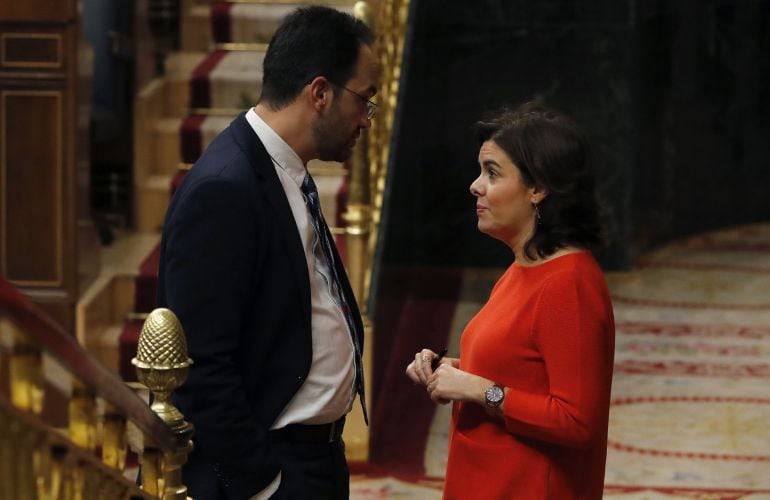 Antonio Hernando y Sáez de Santamaria charlan en el Congreso