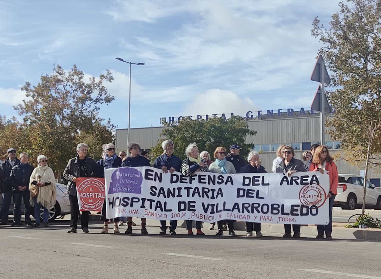 La Plataforma en Defensa de lo Público de Villarrobledo se concentra un domingo más pidiendo la vuelta de servicios al hospital de la localidad