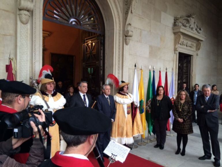 Momento protocolario antes del inicio del pleno especial de noviembre sobre Treviño