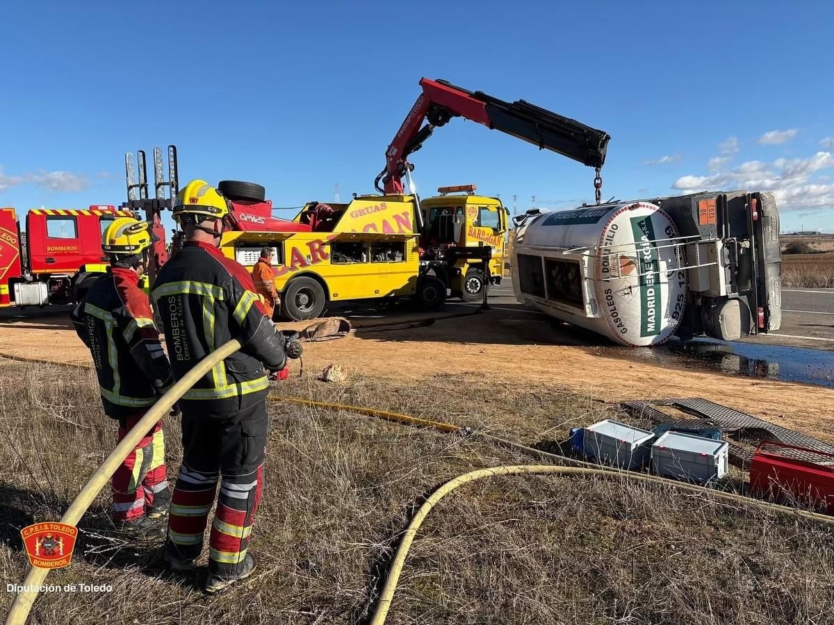 Imagen del estado en el que ha quedado el camión cisterna tras volcar en Noblejas (Toledo)