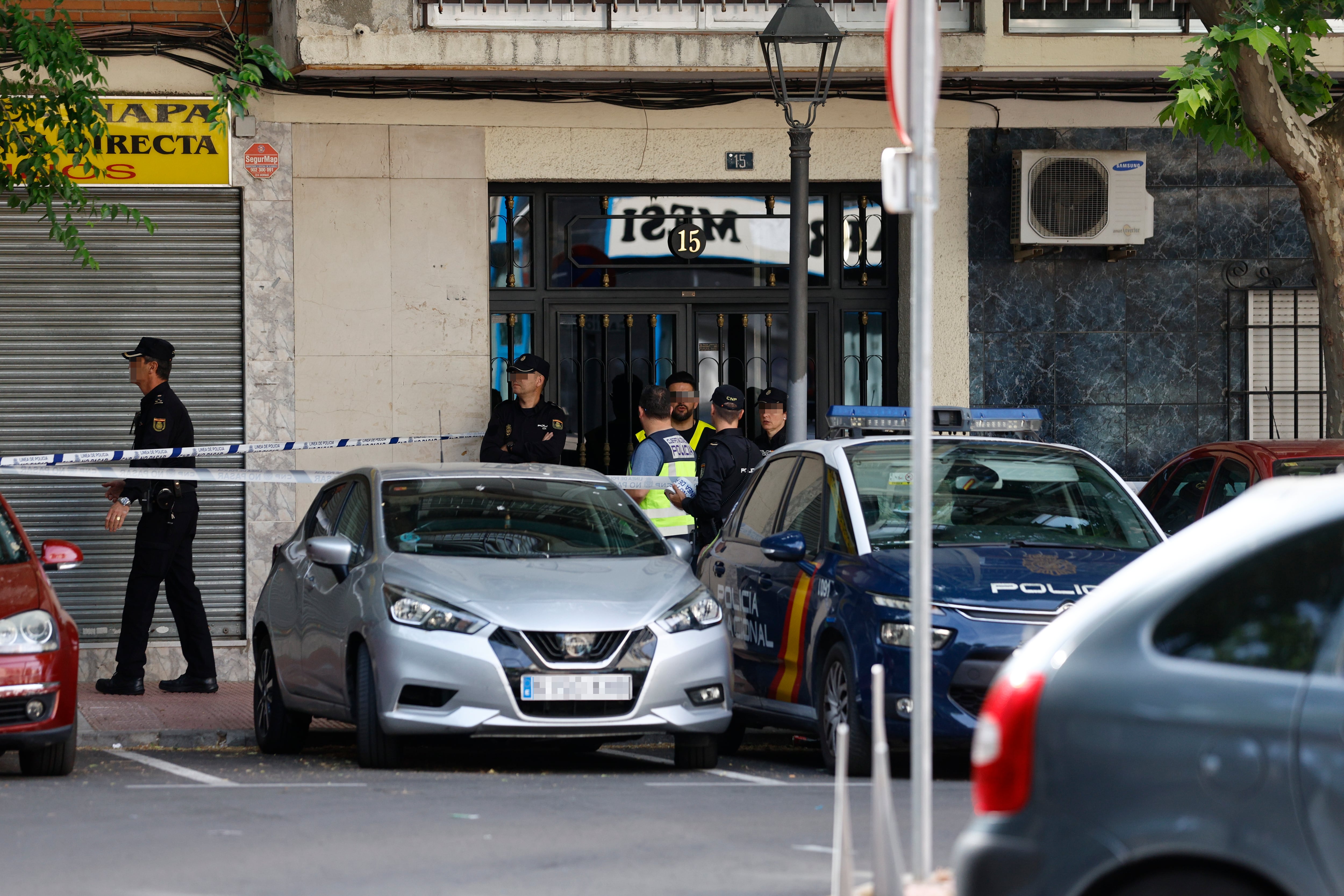 Una mujer de 40 años que sido hospitalizada en estado crítico tras ser apuñalada en el cuello presuntamente por su pareja, un suceso ocurrido la madrugada de este lunes en un domicilio de la localidad madrileña de Móstoles.