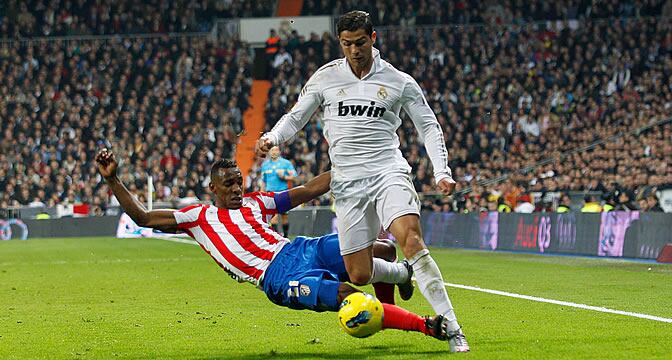 Perea intenta detener a Cristiano Ronaldo