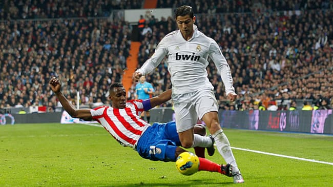 Perea intenta detener a Cristiano Ronaldo