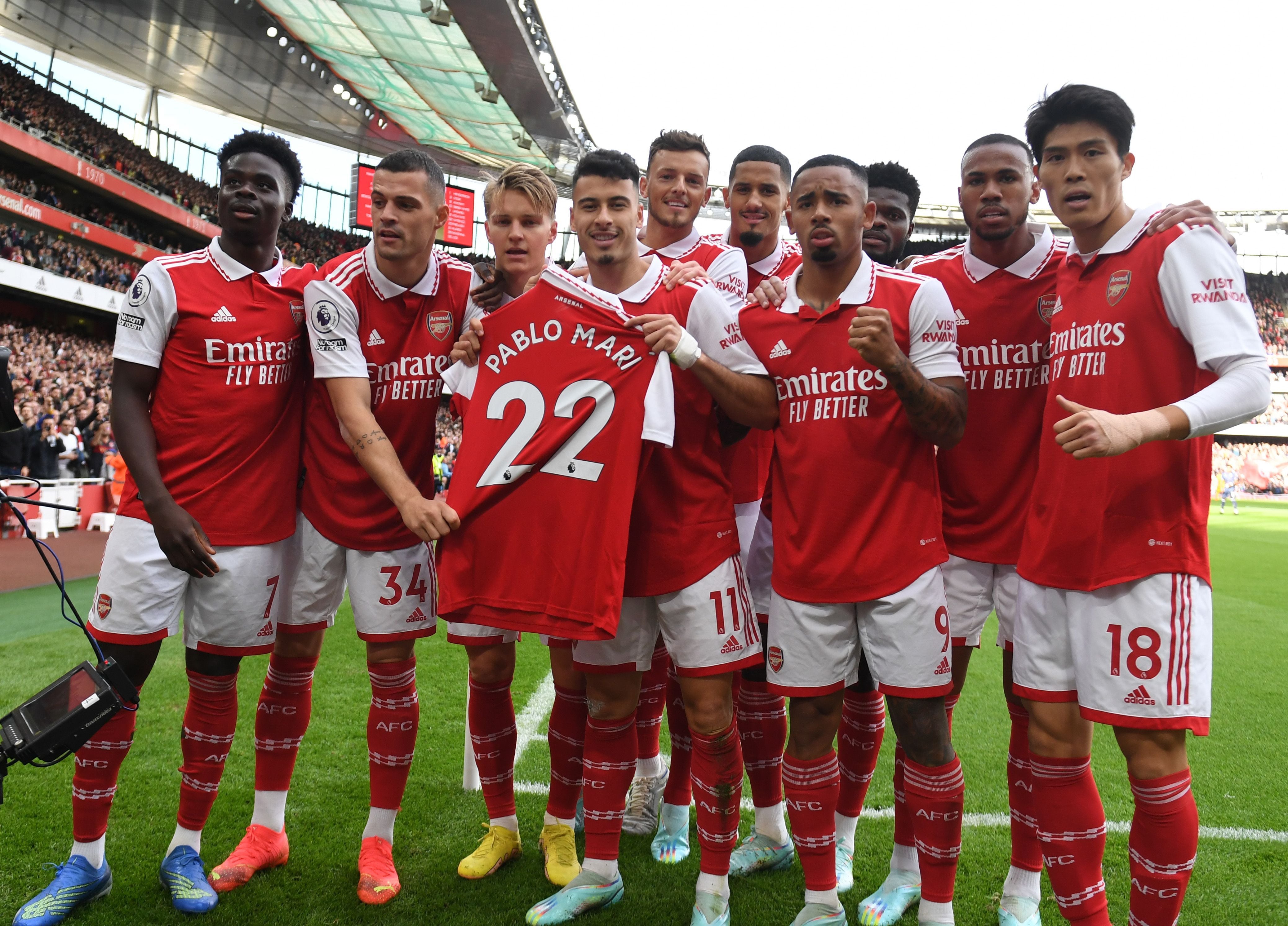 Jugadores del Arsenal muestran la camiseta de Pablo Marí a la grada.