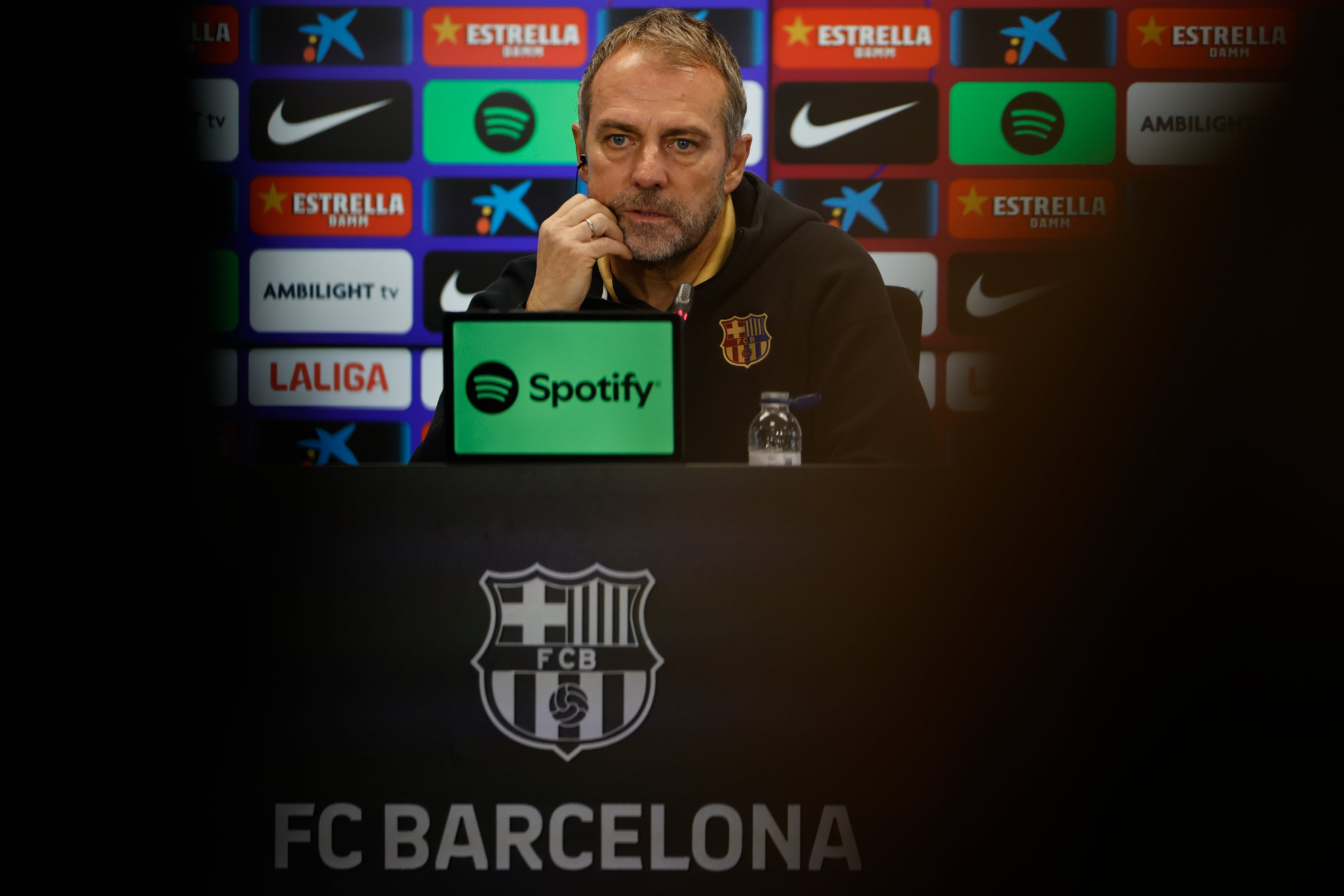 El entrenador del FC Barcelona, Hansi Flick, comparece ante los medios de comunicación