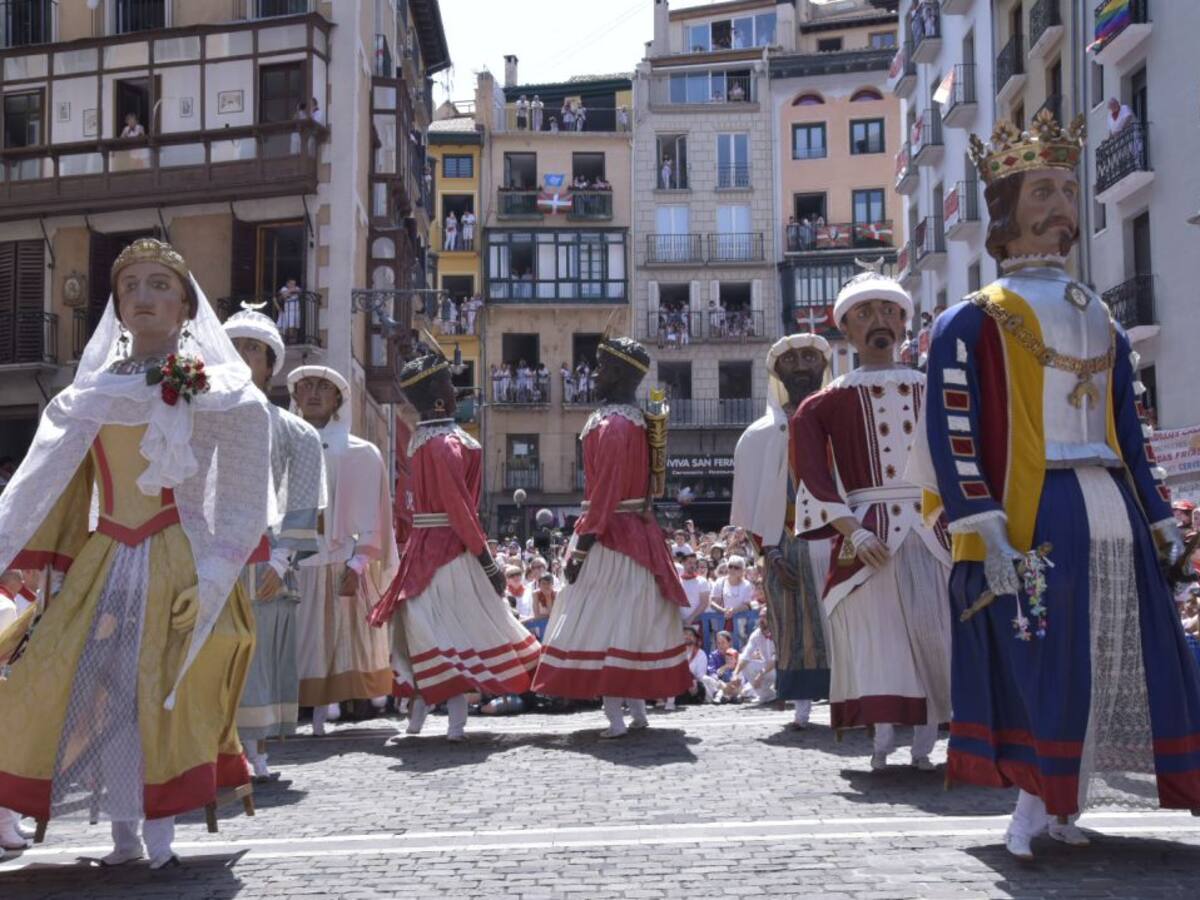 Mucha ilusión de pequeños y mayores por volver a ver la comparsa de Gigantes y Cabezudos de Pamplona