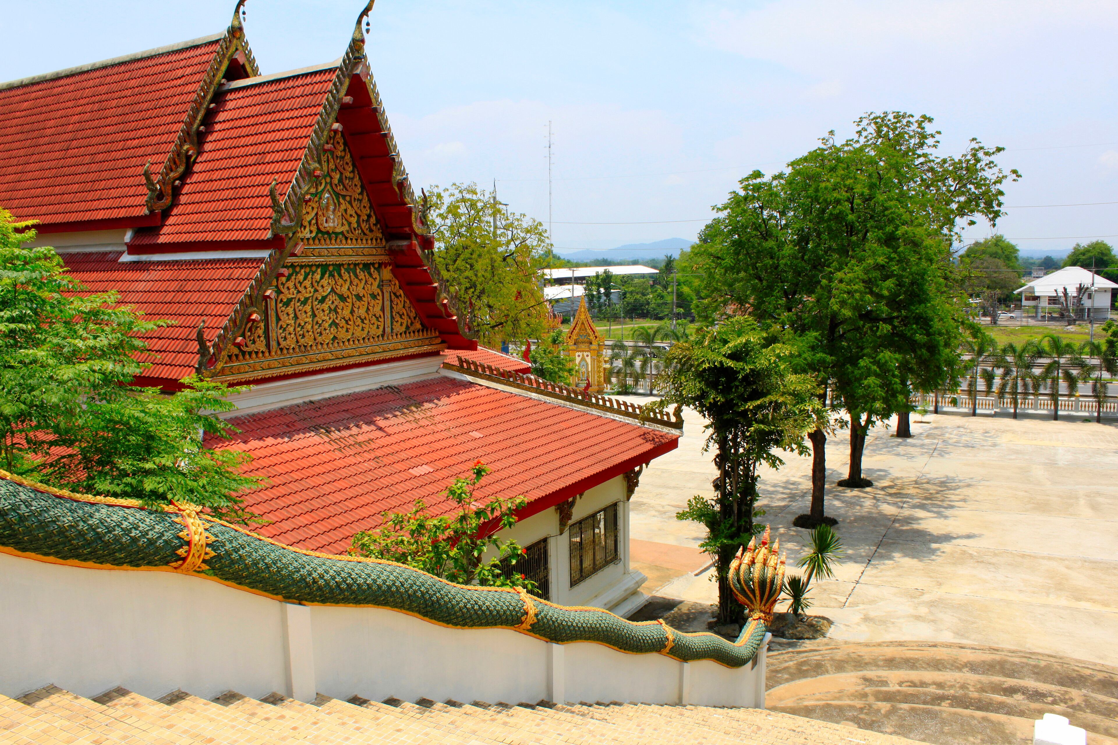 Vista del pasamano del dragón y el techo del templo budista en Ban Bung Sam Phan Nok, en Phetchabun (Tailandia)