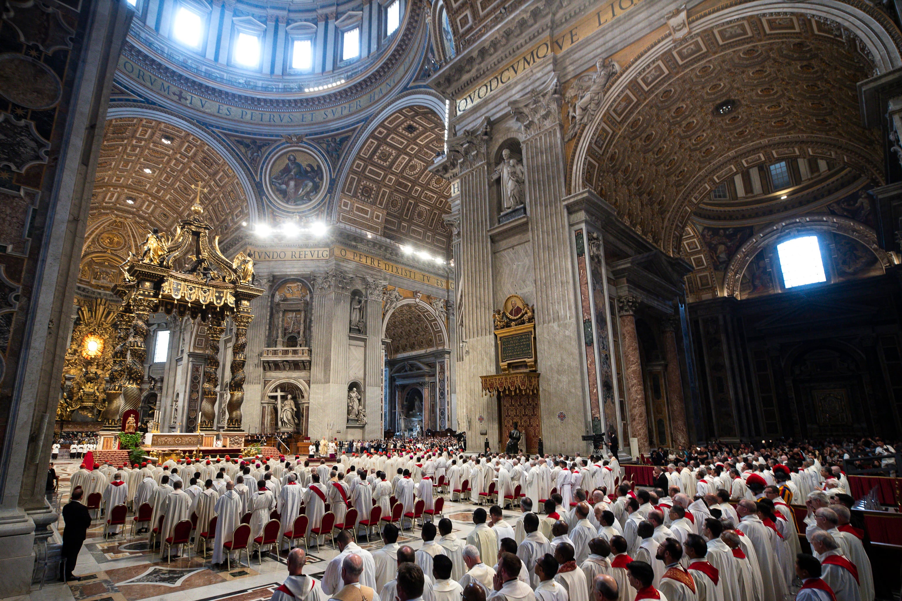 -FOTODELDIA- CIUDAD DEL VATICANO (VATICANO), 03/05/2025.- Un momento de la Octava Misa Novendial celebrada en memoria del difunto Papa Francisco en la Basílica de San Pedro de El Vaticano, este sábado. EFE/ Angelo Carconi