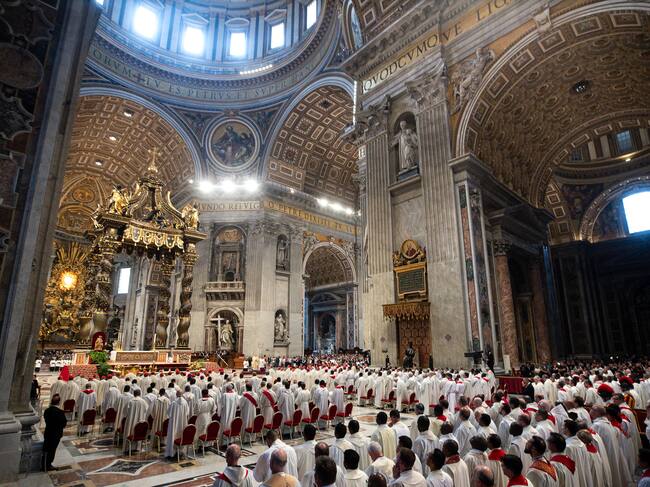 -FOTODELDIA- CIUDAD DEL VATICANO (VATICANO), 03/05/2025.- Un momento de la Octava Misa Novendial celebrada en memoria del difunto Papa Francisco en la Basílica de San Pedro de El Vaticano, este sábado. EFE/ Angelo Carconi