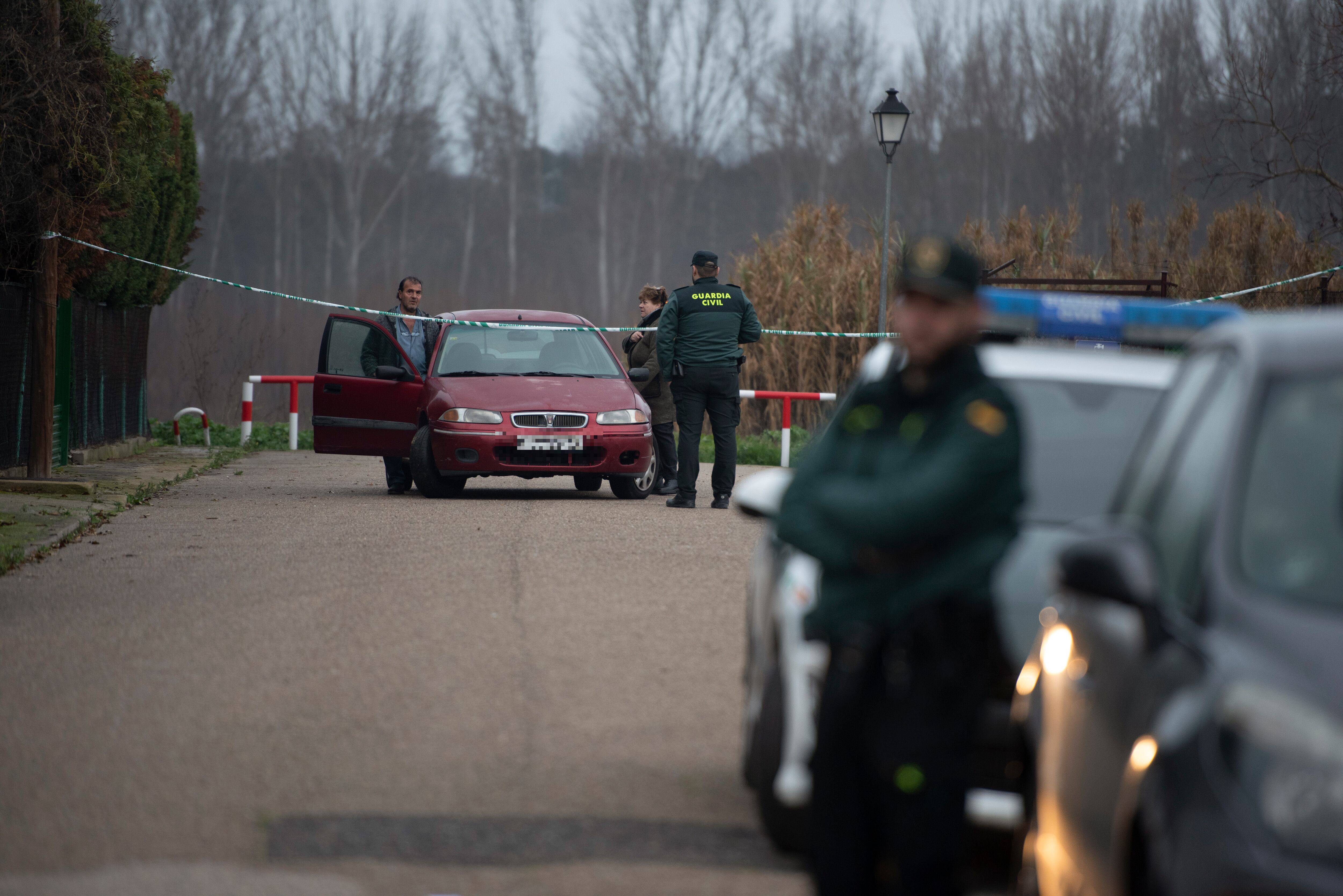 Miembros de la Guardia Civil se personan en la vivienda donde una mujer de 34 años y en avanzado estado de gestación ha sido presuntamente asesinada con un arma blanca en Escalona (Toledo) por su expareja, un hombre de 52 años que ya ha sido detenido por los agentes.