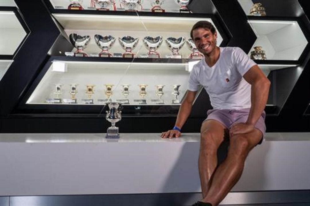 Rafa Nadal con su trofeo de campeón en Roma en el Rafa Nadal Museum Xperience