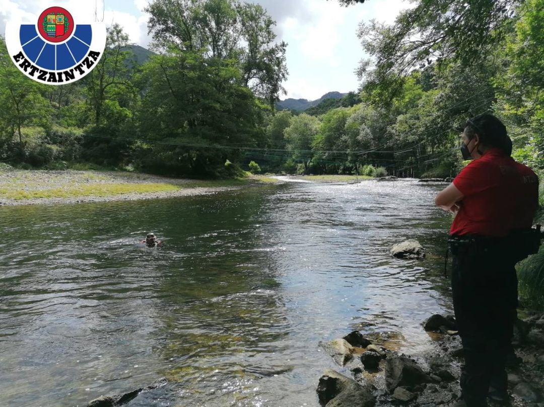 Labores de vigilancia por parte de la Ertzaintza en el río Bidasoa