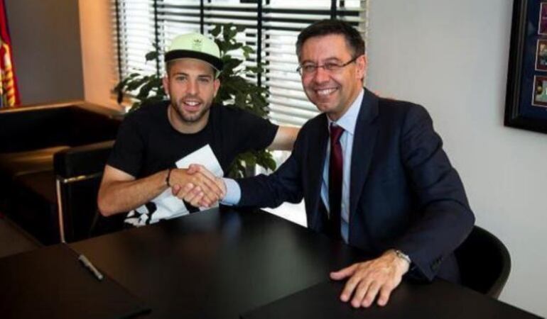 Josep María Bartomeu con Jordi Alba tras renovar su último contrato 