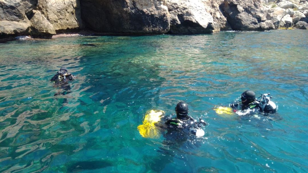 Buzos de la Armada inspeccionando los fondos marinos