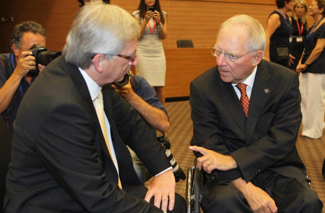 El presidente del Eurogrupo, Juncker, con el ministro alemán de Finanzas, Schäuble, en el Ecofin