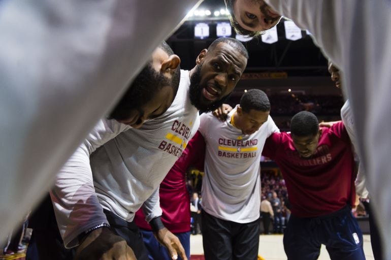 Lebron da una charla a sus compañeros antes de un partido