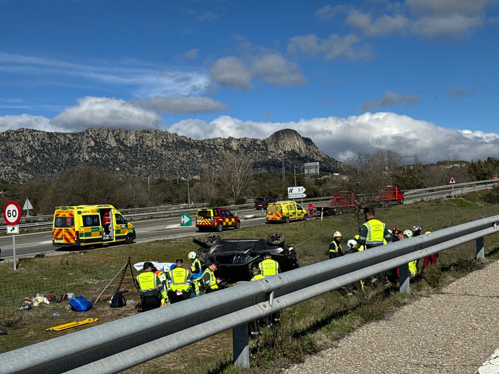 Vuelca un turismo con tres ocupantes en la A-1 a la altura de La Cabrera