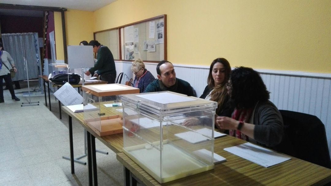 Colegio electoral en el barrio de San Frontis de Zamora