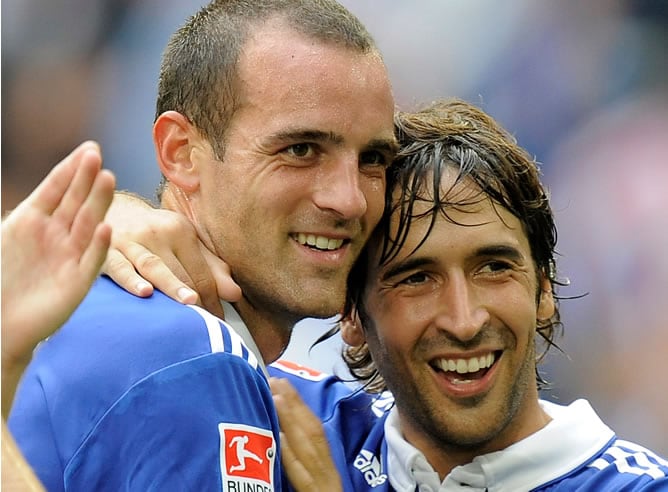 Raúl, durante un partido con el Schalke